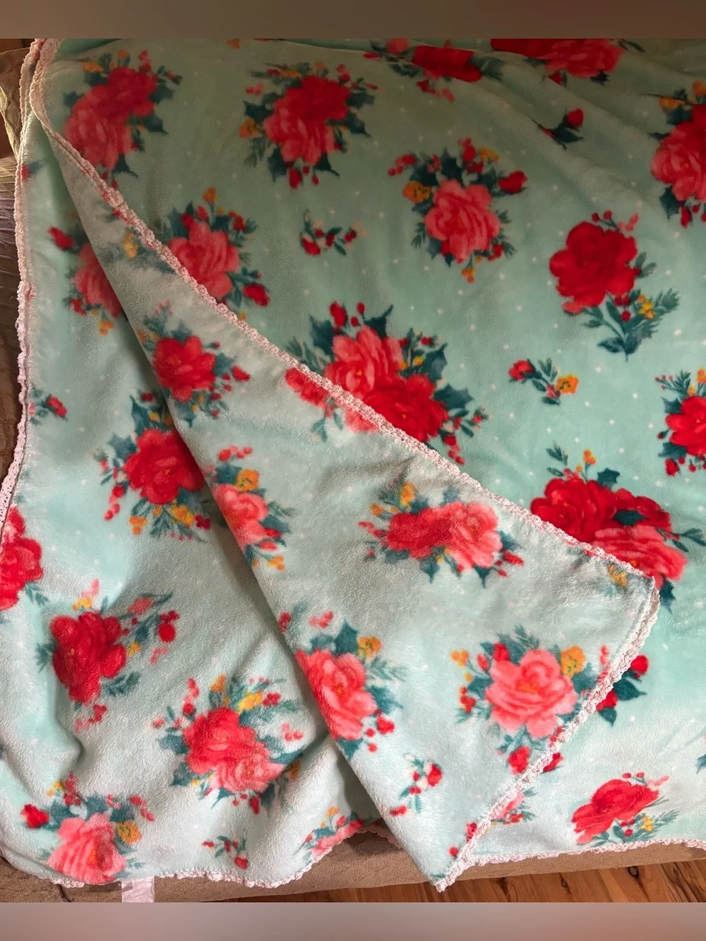 THE PIONEER WOMAN Bundle: Plush Blanket 50x72 Sweet Rose and 2 King Shams 36x20